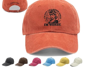Könnte beinhalten: Gebrannte orangefarbene Baseballkappe mit dem Text "I'M NOT LIKE OTHER GIRLS I'M WORSE" und einer Illustration im Vintage-Stil. Die Rückseite der Kappe hat einen Schnallenverschluss und den Text "Custom Text". Es werden mehrere andere farbige Kappen gezeigt.