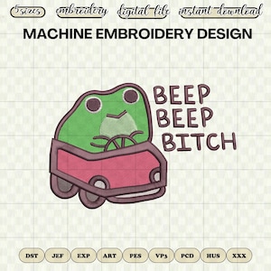 Könnte beinhalten: Maschinenstickdesign mit einem grünen Frosch, der ein rosa Auto fährt. Der Frosch hat große Augen und hält ein Lenkrad. Der Text lautet "BEEP BEEP BITCH". Enthält die Wörter "5 Größen", "Stickerei", "digitale Datei" und "sofortiger Download".