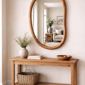 Espejo de pared asimétrico de madera de nogal: estilo orgánico moderno imagen 1