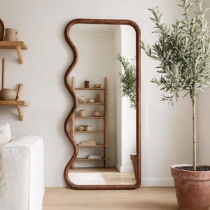 Asymmetrical Wavy Full-Length Wooden Mirror: Modern Organic Design