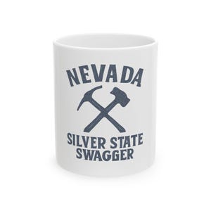 Tazza con emblema vintage degli strumenti da miniera Nevada Silver State Swagger / Grafica audace che esprime l'orgoglio statale