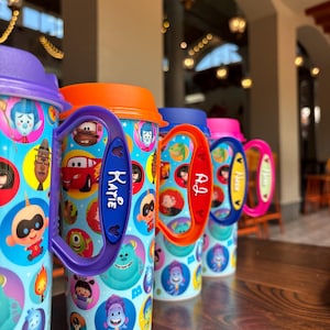 Gepersonaliseerde magnetische handgreep voor hervulbare drinkbekers in resorts | Bekerhouder met eigen naam | Drankaccessoire voor op vakantie