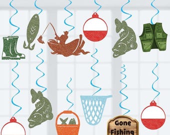 Puede incluir: Un conjunto de 10 decoraciones de fiesta coloridas con temática de pesca. Las decoraciones presentan una variedad de imágenes, que incluyen peces, cañas de pescar, un salvavidas, una red de pesca y un barco. Las decoraciones son perfectas para una fiesta o evento con temática de pesca.