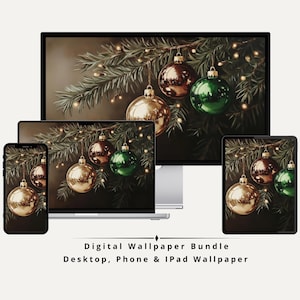 Papel de parede com enfeites de Natal para desktop, celular e iPad, com bolas douradas e verdes em um pinheiro. Fundo digital festivo de inverno.
