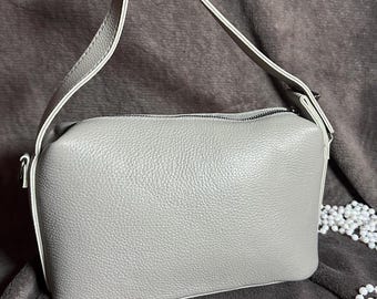 Сумка из натуральной кожи с леопардовой подкладкой и дополнительным ремешком