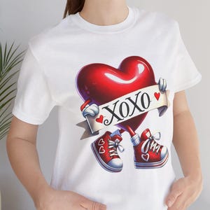 Maglietta a forma di cuore XOXO, design con cartoni animati in 3D, cuore lucido con sneakers e striscione romantico, moda divertente e amorosa, idea regalo per gli amanti