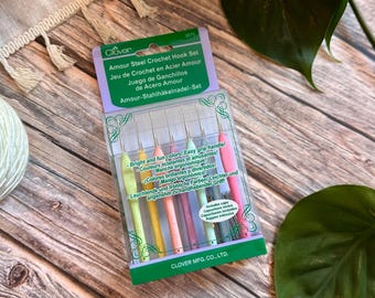 Clover Amour Steel Crochet Hook Set: Ergonomic Colorful Grips