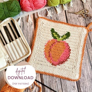 Könnte beinhalten: Ein handgefertigter Topflappen aus Häkelarbeit mit einem Pfirsichdesign in Orange, Rosa und Grün. Der Topflappen hat einen cremefarbenen Hintergrund und einen orangefarbenen Rand. Das Bild enthält auch Garn, Häkelnadeln und den Text "DIGITAL DOWNLOAD (PDF PATTERN)".