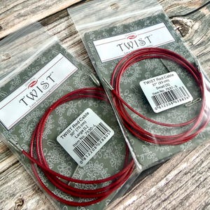 Puede incluir: Dos paquetes de cables de punto intercambiables rojos Twist. Uno está etiquetado 75 cm (30 pulgadas) Large, y el otro 93 cm (37 pulgadas) Small. Los paquetes tienen el logotipo de Twist e información del producto.