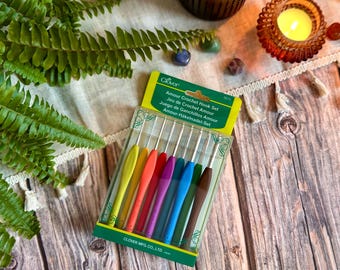 Clover Amour Crochet Hook Set: Ergonomic Colorful Grips