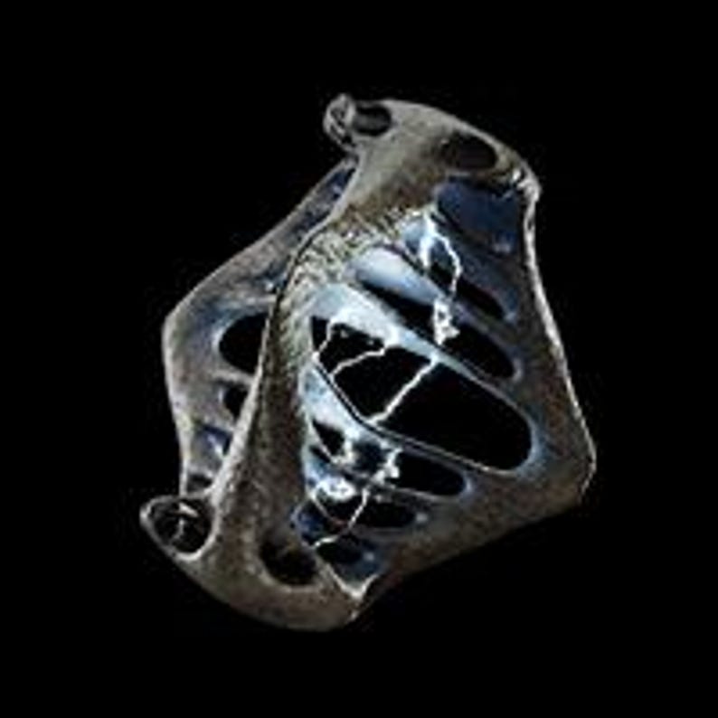 Puede incluir: Un anillo de plata con un dise&ntilde;o &uacute;nico, org&aacute;nico y abstracto. El anillo est&aacute; hecho de metal y tiene una superficie texturizada.