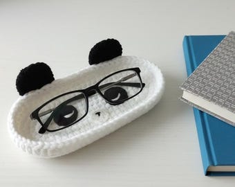 Panda Crochet Glasses Holder – Cute Eyeglass Tray, Panda Desk Organizer, Crochet Trinket Dish, Nightstand Glasses Rest, Handmade Gift