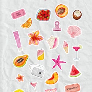 Może przedstawiać: Zbi&oacute;r naklejek akwarelowych o tematyce letniej. Naklejki zawierają owoce, koktajle, aparat fotograficzny i muszle. Tekst "summer girl stickers" jest napisany na g&oacute;rze.