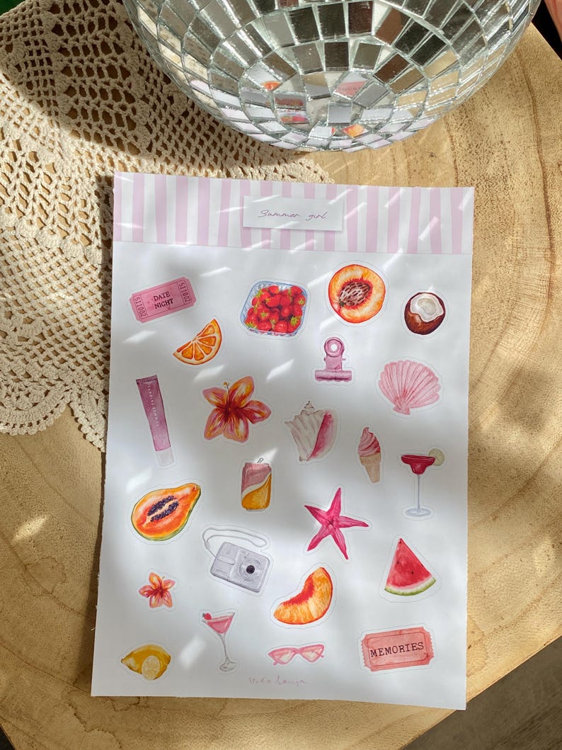 Może przedstawiać: Kolekcja naklejek akwarelowych z letnimi ilustracjami. Naklejki zawierają obrazy owoc&oacute;w, koktajli, aparatu fotograficznego, muszli i teksty "Summer girl" i "Memories". Paleta kolor&oacute;w to gł&oacute;wnie r&oacute;żowy, pomarańczowy i czerwony.