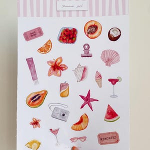 Może przedstawiać: Akwarelowa ilustracja naklejek o tematyce letniej. Zawiera obrazy owoc&oacute;w, koktajli, aparatu fotograficznego i muszli. Tekst "Summer girl" znajduje się na g&oacute;rze. Naklejki są trzymane przez osobę.