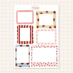Peut inclure: Une collection de six cadres rectangulaires sur fond blanc. Les cadres présentent divers motifs, notamment des étoiles roses, des étoiles brunes, des rayures rouges et blanches, des carreaux roses et blancs, du bleu à pois rouges et du rose à pois rouges.