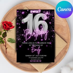 以下が含まれることがあります： 黒い背景に銀と紫のアクセントが施された、Sweet 16の誕生日招待状。招待状には「Sweet 16 Birthday」の文字とイベントの詳細が含まれています。招待状は、赤いバラが添えられた木製のトレイに置かれています。