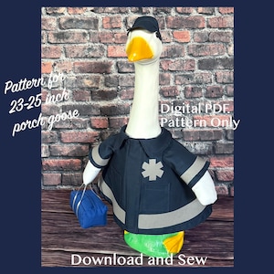 Op de afbeelding: Een wit ganzenbeeldje voor op de veranda, gekleed in een marineblauw jasje met een ster van het leven-embleem en reflecterende strepen, een bijpassende pet en een blauwe medische tas. Tekst: Pattern for 23-25 inch porch goose, Digital PDF, Pattern Only, Download and Sew.