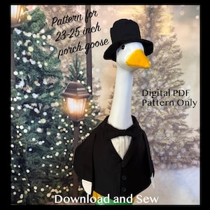 Puede incluir: Una figura de ganso de porche blanca que lleva un sombrero de copa negro y una chaqueta de esmoquin negra con pajarita. El texto en la imagen dice: Pattern for 23-25 inch porch goose, Digital PDF Pattern Only, Download and Sew. El ganso tiene un pico naranja.