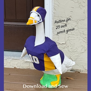 Könnte beinhalten: Eine weiße dekorative Gänsefigur für die Veranda, bekleidet mit einem violett-goldenen Football-Trikot mit der Nummer 10 und einem passenden Helm. Der Text Pattern for 23 inch porch goose und Download and Sew ist sichtbar.