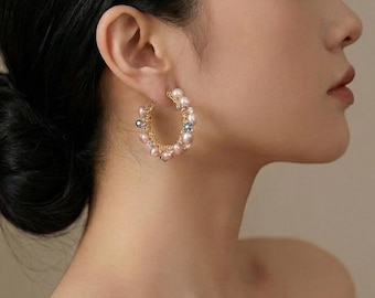 Orecchini a cerchio fatti a mano con perle d'acqua dolce: stile boho con cristalli e perline dorate