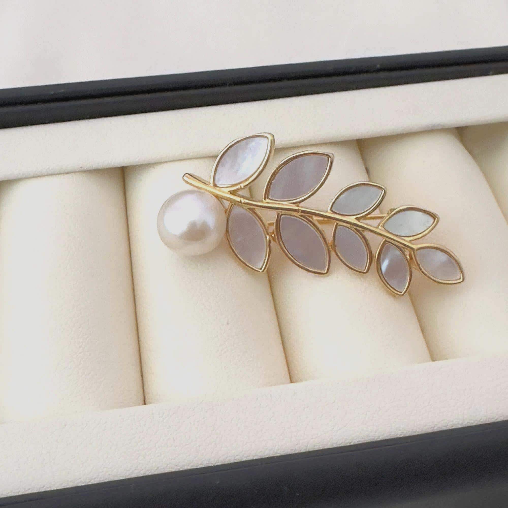Broche Vintage Couleur Or Rose Avec Relief Gravé Et Perle Blanche - Bon état, Référence *3993