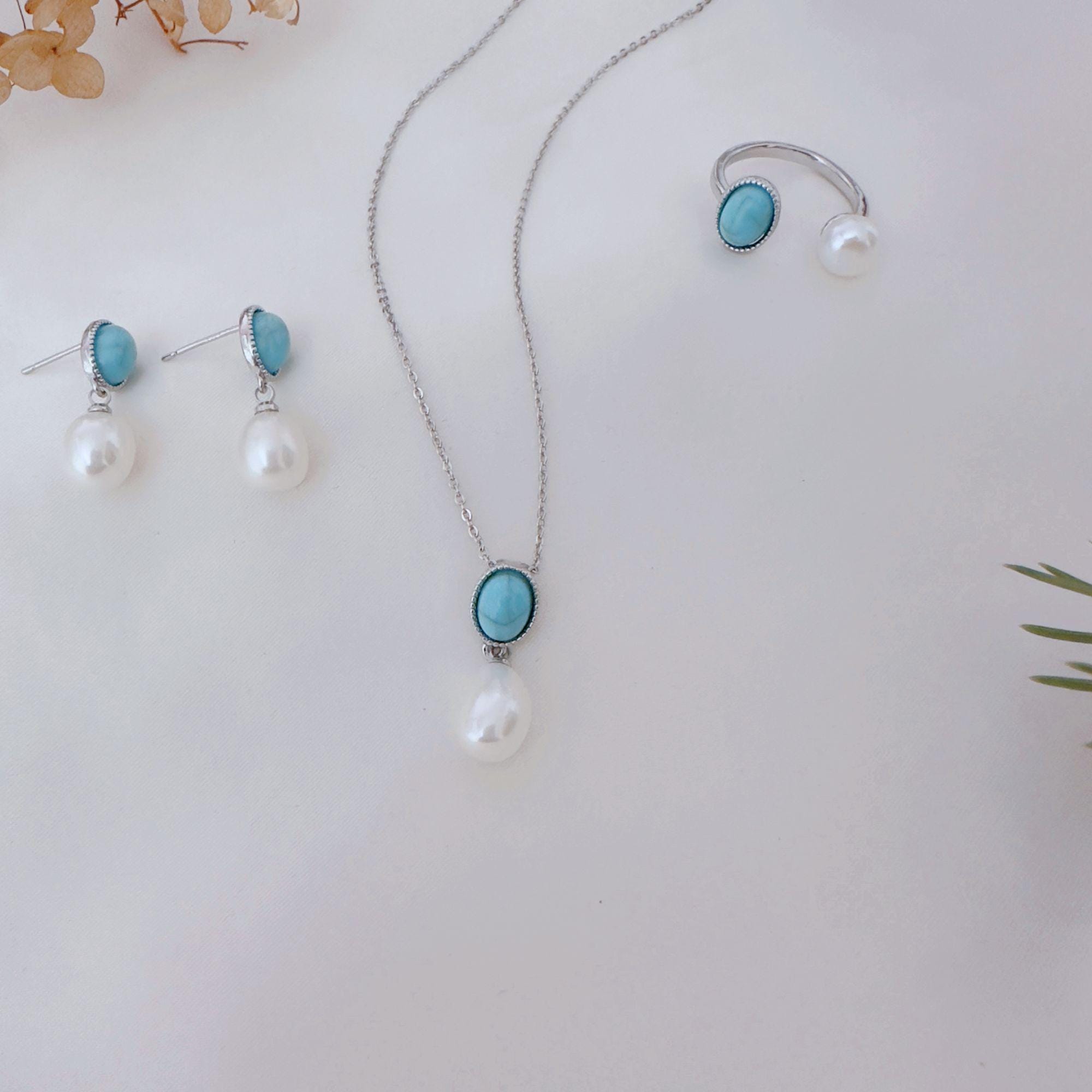 Parure collier, boucles d'oreilles : accessoires-femme par lebazardesdiablotines Parure collier, boucles d'oreilles : accessoires-femme par lebazardesdiablotines