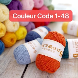 Peut inclure: Plusieurs écheveaux de fil colorés, aux teintes variées, dont orange, bleu, jaune et violet. L'image affiche le texte "Couleur Code 1-48" et des étiquettes avec des caractères chinois. Idéal pour le tricot et le crochet.