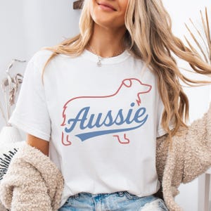 Maglietta per cani australiani, maglietta australiana per il 4 luglio, regalo per proprietari di pastori australiani, perfetta per gli amanti dei cani. Maglietta alla moda ispirata al vintage con cane australiano.