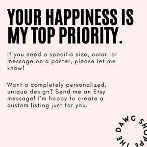 Peut inclure: Affiche avec le texte "YOUR HAPPINESS IS MY TOP PRIORITY" en gras noir. Le texte suppl&eacute;mentaire propose des designs et tailles personnalis&eacute;s. Le logo de la boutique est en bas &agrave; droite.