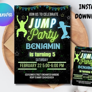 Może przedstawiać: Czarne zaproszenie na imprezę z neonowo-zielonym i niebieskim tekstem "Jump Party Benjamin kończy 5 lat". Zawiera sylwetki skaczących osób. Zaproszenie znajduje się na drewnianym talerzu z logo Canva.