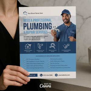 Puede incluir: Un folleto sostenido por una persona que promociona servicios de fontanería y reparación. El folleto presenta una foto de un fontanero sonriente sosteniendo un grifo. El texto en el folleto incluye "Necesita servicios profesionales de fontanería y reparación".