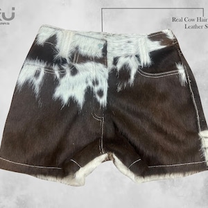 Pantaloncini in vera pelle di vacchetta con pelo sulla pelle, motivo marrone e bianco, pantaloncini in pelle di vacchetta alla moda su misura per le donne, dichiarazione di moda unica