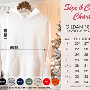 以下が含まれることがあります： 金色のハンガーに掛けられた白いフード付きスウェットシャツ。画像には、スウェットシャツのインチ単位のサイズとカラーチャートが含まれています。利用可能な色には、白、黒、ネイビー、赤が含まれます。