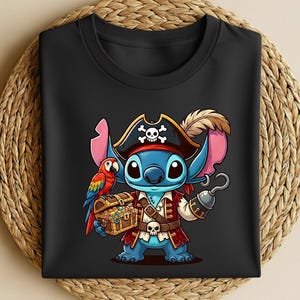 K&ouml;nnte beinhalten: Schwarzes T-Shirt mit einer Cartoon-Figur als Pirat. Die blaue Figur hat gro&szlig;e Ohren und tr&auml;gt einen Piratenhut mit Totenkopf, einen roten Mantel und h&auml;lt einen Haken und eine Schatztruhe. Ein Papagei ist ebenfalls abgebildet.