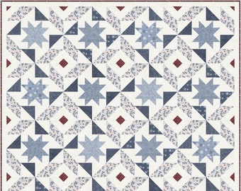 Könnte beinhalten: Eine weiße Steppdecke mit einem sich wiederholenden Muster aus blauen Sternen und roten Diamanten. Der Hintergrundstoff hat ein dezentes Blumenmuster.