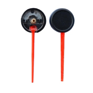 Könnte beinhalten: Zwei schwarze und rote Tachonadeln. Eine Nadel hat eine schwarze kreisförmige Fläche und einen leuchtend roten Zeiger. Die andere Nadel hat eine schwarze kreisförmige Fläche und einen leuchtend roten Zeiger. Die Nadeln sind vor weißem Hintergrund.