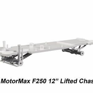 Puede incluir: Un chasis elevado 04' MotorMax F250 12" (30,48 cm) de color gris claro. El chasis tiene una base rectangular con componentes de suspensión detallados, incluyendo muelles y ejes. El texto "04' MotorMax F250 12" Lifted Chassis" está impreso en negro.