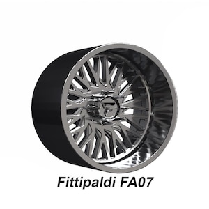 Puede incluir: Una llanta Fittipaldi FA07 negra y plateada. La llanta tiene un borde exterior negro y un diseño de radios múltiples plateados. El texto "Fittipaldi FA07" se muestra debajo.