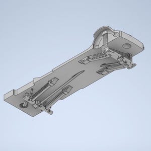 以下が含まれることがあります： 複雑な内部構造を持つ、3Dレンダリングされたグレーの機械部品。デザインは、バネ、レバー、チェーンなど、さまざまな部品が取り付けられた長い長方形のベースが特徴です。コンポーネントは、水色の背景に配置されています。