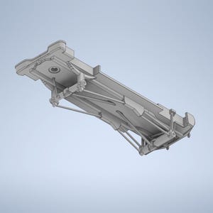 Pode incluir: Modelo 3D em tons de cinza de um chassis de veículo, mostrando a estrutura da parte inferior. O design inclui vários componentes mecânicos, como elementos de suspensão, vigas de suporte e pontos de montagem. Fundo azul claro.