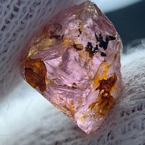 3,20 natürliches Extrem seltenes Sammelstück aus Hot Pink Spinell Facettenqualität Rohqualität