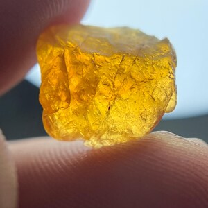 6,65 CRT Niezwykle rzadki super Gemmy Mandarin Clinohumite Rough