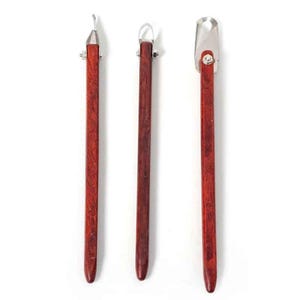 Puede incluir: Un juego de tres tazas de cerámica con un acabado mate moteado. Las tazas son en tonos crema, gris claro y gris oscuro. Cada taza tiene un diseño simple y minimalista, ideal para café o té.