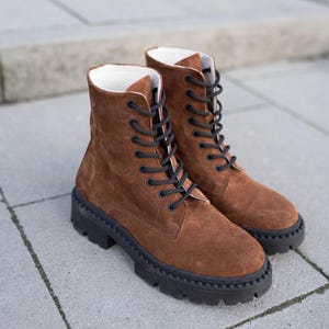 Damen Kampfstiefel aus braunem Wildleder: Handgefertigter Schnürschuh-Wanderstil