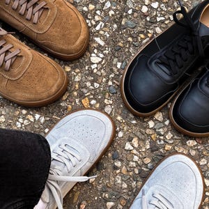 Handgefertigte Leder Barfuß Sneakers: Breite Zehenbox Minimalistische Schuhe
