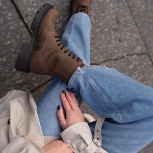 Braune Leder Stiefeletten für Frauen: Crazy Horse Schnür-Kampf-Stil, lässige Schuhe