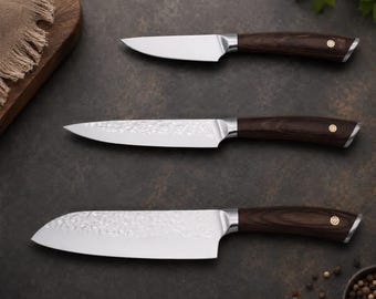 Set di 3 coltelli da chef J2 in acciaio inossidabile / Manici in legno Pakka con perni a mosaico / Coltelli da cucina a codolo intero / Foderi in pelle inclusi
