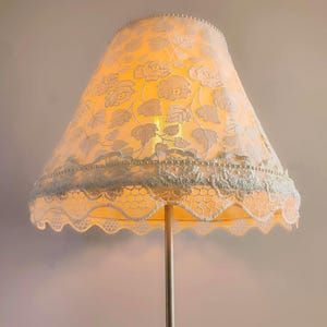 Floor lamp with white lampshade with floral pattern, for cozy home decor, for zone lighting.