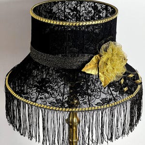 Elegante pantalla de guipur negro en forma de sombrero, para una lámpara de pie única, para un interior original.